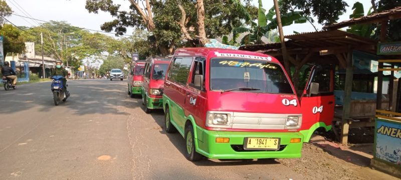 FOTO ILUSTRASI. Sejumlah sopir angkot di Kabupaten Lebak mendesak pemerintah untuk segera menerbitkan SK kenaikan tarif penumpang (Dailyhits/Jalu)