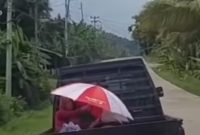 Seorang istri di Lebak berjuang hingga detik - detik terakhir kepergian sang suami. Karena terkendala biaya dia nekat mengangkut jenazah suami menggunakan pikap karena terkendala biaya. (FOTO Tangkap Layar Video)