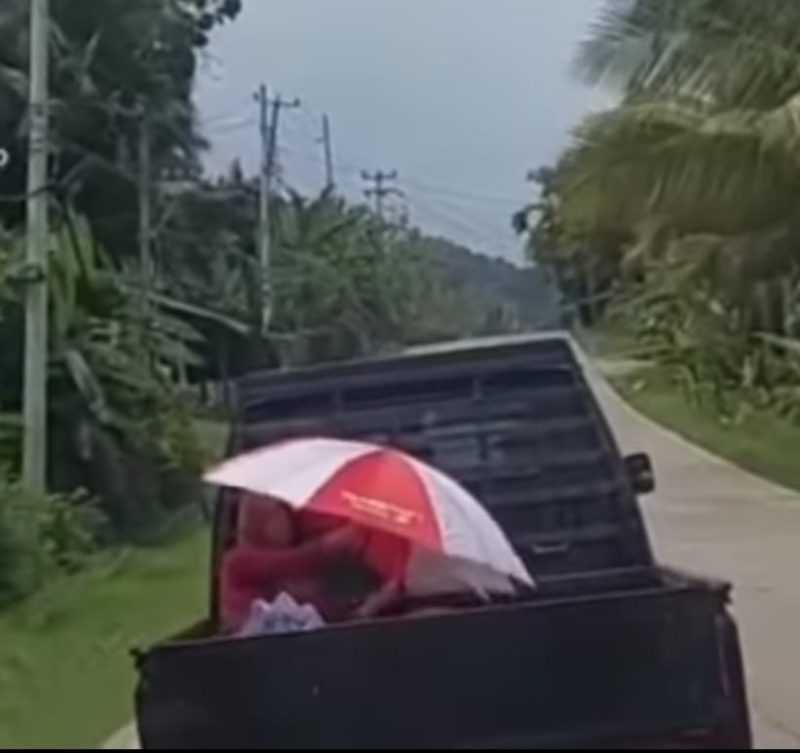Seorang istri di Lebak berjuang hingga detik - detik terakhir kepergian sang suami. Karena terkendala biaya dia nekat mengangkut jenazah suami menggunakan pikap karena terkendala biaya. (FOTO Tangkap Layar Video)