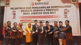 Ali Faisal (Jas abu-abu) saat foto bersama. Dia ditetapkan sebagai ketua Bawaslu Banten 2022-2027 berdasarkan hasil pleno. (Istimewa)