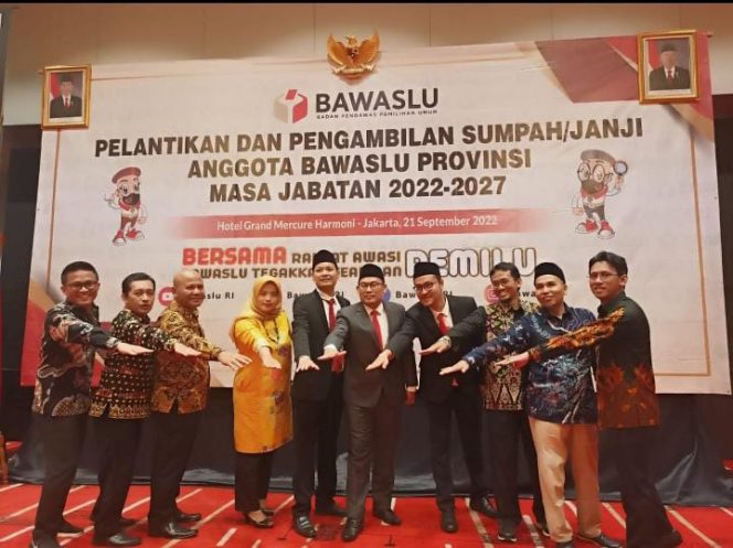 Ali Faisal (Jas abu-abu) saat foto bersama. Dia ditetapkan sebagai ketua Bawaslu Banten 2022-2027 berdasarkan hasil pleno. (Istimewa)