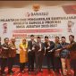 Ali Faisal (Jas abu-abu) saat foto bersama. Dia ditetapkan sebagai ketua Bawaslu Banten 2022-2027 berdasarkan hasil pleno. (Istimewa)