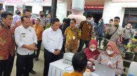 Pj Gubernur Banten, Al Muktabar (putih tengah) saat meninjau penyaluran BLT BBM di Kabupaten Lebak. (Istimewa)