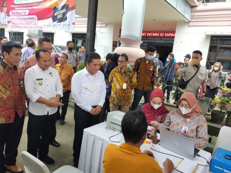 Pj Gubernur Banten, Al Muktabar (putih tengah) saat meninjau penyaluran BLT BBM di Kabupaten Lebak. (Istimewa)
