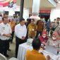 Pj Gubernur Banten, Al Muktabar (putih tengah) saat meninjau penyaluran BLT BBM di Kabupaten Lebak. (Istimewa)