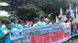 Buruh di Lebak menggelar aksi unjuk rasa di depan Gedung DPRD Lebak. Mereka mendesak UMK dinaikkan selepas harga BBM naik. (Dailyhits/Jalu)