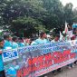 Buruh di Lebak menggelar aksi unjuk rasa di depan Gedung DPRD Lebak. Mereka mendesak UMK dinaikkan selepas harga BBM naik. (Dailyhits/Jalu)