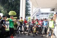 Wali Kota Bogor, Bima Arya saat melepas para pesepeda yang akan melakukan aksi mungut sampah. (Istimewa)