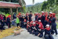 Ketua DPD PKS Lebak, Iip Makmur (tengah) saat foto bersama dengan seniman sanggar Binangkit. (Istimewa)