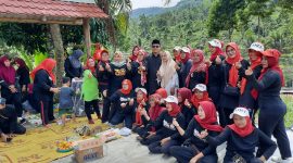Ketua DPD PKS Lebak, Iip Makmur (tengah) saat foto bersama dengan seniman sanggar Binangkit. (Istimewa)