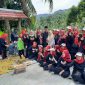 Ketua DPD PKS Lebak, Iip Makmur (tengah) saat foto bersama dengan seniman sanggar Binangkit. (Istimewa)