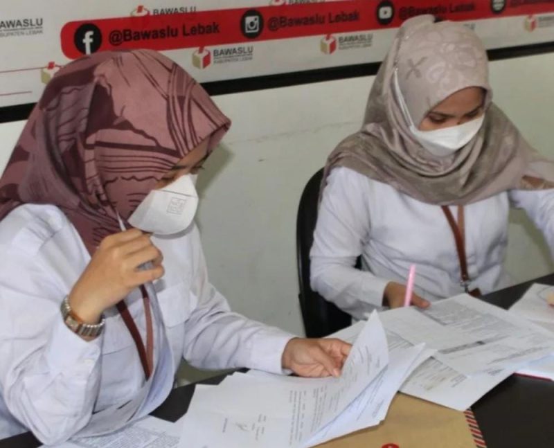 Panitia rekrutmen Panwascam Kabupaten Lebak saat melakukan pendataan. Mereka mencatat kuota pendaftar perempuan masih belum terpenuhi. (Dailyhits/Jalu)