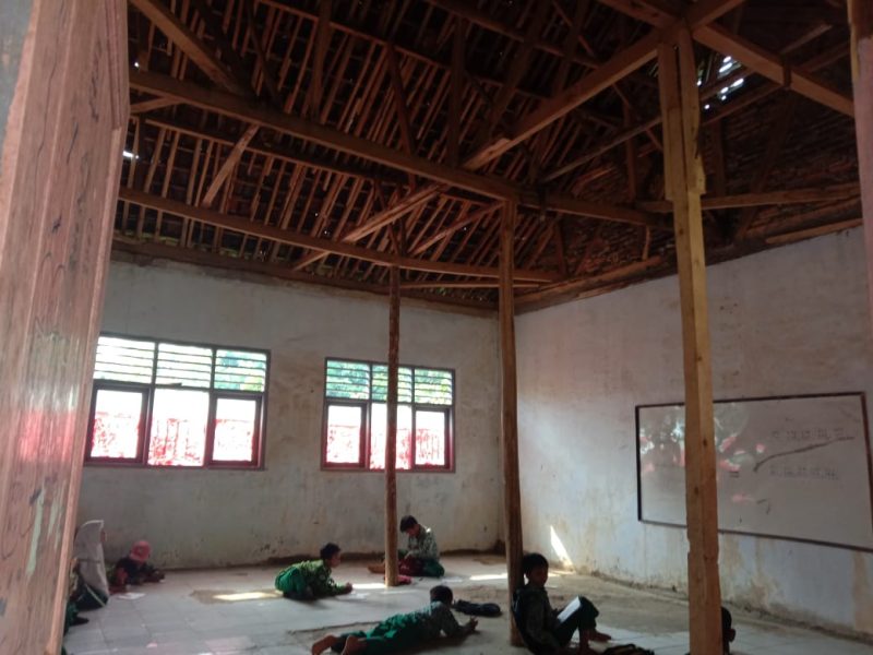 Para pelajar MI Al-Fatwa saat mengikuti KBM. (Istimewa)