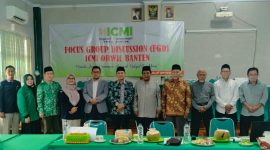 Ketua Bawaslu Banten, Ali Faisal (jas abu-abu) saat foto bersama usai menghadiri FGD ICMI Banten. (Istimewa)