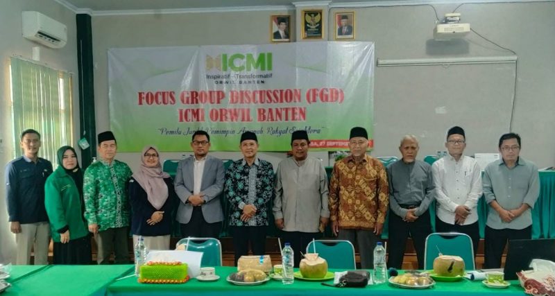 Ketua Bawaslu Banten, Ali Faisal (jas abu-abu) saat foto bersama usai menghadiri FGD ICMI Banten. (Istimewa)