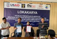 Ketua Pokja Wartawan Harian dan Elektronik Kabupaten Lebak, Mastur Huda (kedua kiri) dan Ketua PPSW Pasundan Digdaya, Viva Saptani Ratu (kedua kanan) saat foto bersama usai menandatangani nota kesepahaman. (Istimewa)