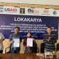Ketua Pokja Wartawan Harian dan Elektronik Kabupaten Lebak, Mastur Huda (kedua kiri) dan Ketua PPSW Pasundan Digdaya, Viva Saptani Ratu (kedua kanan) saat foto bersama usai menandatangani nota kesepahaman. (Istimewa)