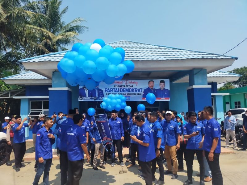 Demokrat Lebak saat melepas balon sebagai tanda dilaunching nya pendaftaran Bacaleg 2024-2029. (Istimewa)