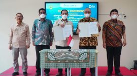 Kepala Kanwil DJP Banten, Yoyok Satiotomo dan Rektor Untirta, Fatah Sulaiman saat menandatangani MoU perpanjangan Tax Center. (Istimewa)