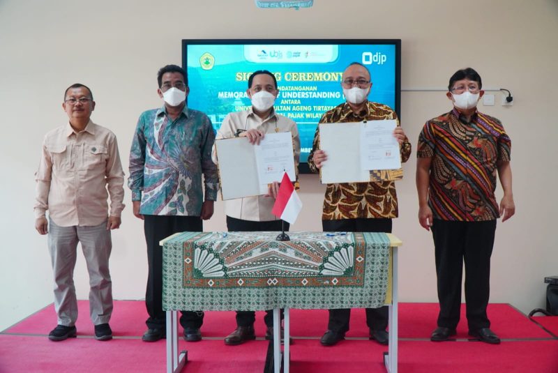 Kepala Kanwil DJP Banten, Yoyok Satiotomo dan Rektor Untirta, Fatah Sulaiman saat menandatangani MoU perpanjangan Tax Center. (Istimewa)