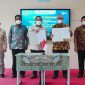 Kepala Kanwil DJP Banten, Yoyok Satiotomo dan Rektor Untirta, Fatah Sulaiman saat menandatangani MoU perpanjangan Tax Center. (Istimewa)