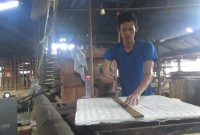 Pengrajin tahu di Kabupaten Lebak mulai mengeluh turunnya omzet setelah harga kedelai naik. (Dailyhits/Jalu)