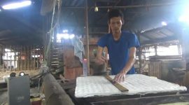 Pengrajin tahu di Kabupaten Lebak mulai mengeluh turunnya omzet setelah harga kedelai naik. (Dailyhits/Jalu)