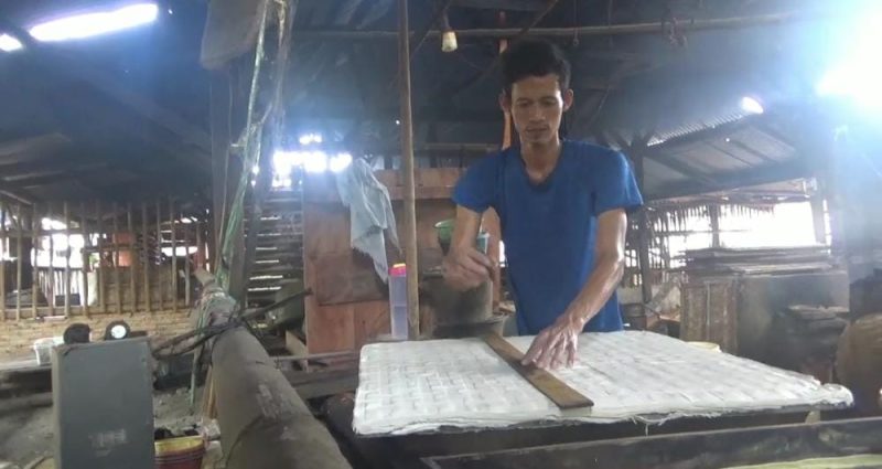 Pengrajin tahu di Kabupaten Lebak mulai mengeluh turunnya omzet setelah harga kedelai naik. (Dailyhits/Jalu)