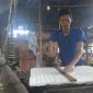 Pengrajin tahu di Kabupaten Lebak mulai mengeluh turunnya omzet setelah harga kedelai naik. (Dailyhits/Jalu)