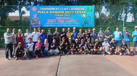 Dandim 0603 Lebak, Letkol Arh Erik Novianto saat foto bersama dengan para peserta turnamen tenis lapangan piala Dandim Lebak. (Dailyhits/Jalu)