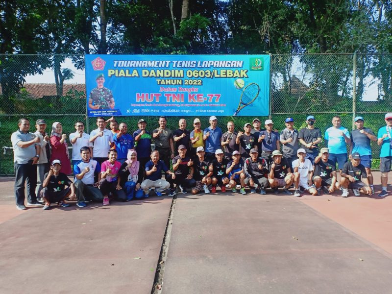 Dandim 0603 Lebak, Letkol Arh Erik Novianto saat foto bersama dengan para peserta turnamen tenis lapangan piala Dandim Lebak. (Dailyhits/Jalu)
