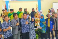 Bupati Lebak, Iti Octavia Jayabaya saat menyerahkan piala bergilir event multi cabor yang diselenggarakan KONI Lebak untuk memperingati HAORNAS 2022. Keluar sebagai juara umum Kecamatan Rangkasbitung. (Istimewa)