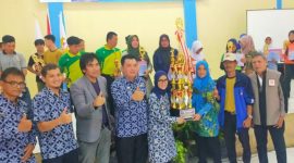 Bupati Lebak, Iti Octavia Jayabaya saat menyerahkan piala bergilir event multi cabor yang diselenggarakan KONI Lebak untuk memperingati HAORNAS 2022. Keluar sebagai juara umum Kecamatan Rangkasbitung. (Istimewa)