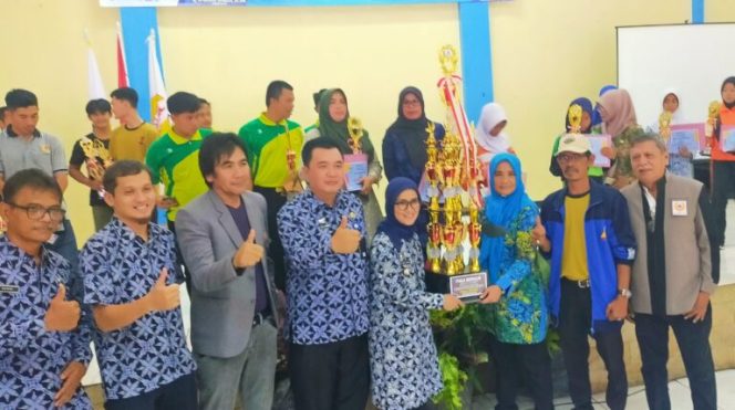 Bupati Lebak, Iti Octavia Jayabaya saat menyerahkan piala bergilir event multi cabor yang diselenggarakan KONI Lebak untuk memperingati HAORNAS 2022. Keluar sebagai juara umum Kecamatan Rangkasbitung. (Istimewa)