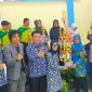 Bupati Lebak, Iti Octavia Jayabaya saat menyerahkan piala bergilir event multi cabor yang diselenggarakan KONI Lebak untuk memperingati HAORNAS 2022. Keluar sebagai juara umum Kecamatan Rangkasbitung. (Istimewa)