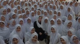 Ketua DPR RI, Puan Maharani saat foto bersama dengan santri Pondok Pesantren (Ponpes) Mahasina Darul Qur'an wal Hadits Kota Bekasi. (Istimewa)
