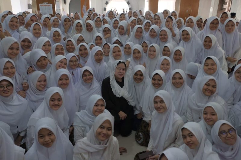 Ketua DPR RI, Puan Maharani saat foto bersama dengan santri Pondok Pesantren (Ponpes) Mahasina Darul Qur'an wal Hadits Kota Bekasi. (Istimewa)