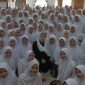Ketua DPR RI, Puan Maharani saat foto bersama dengan santri Pondok Pesantren (Ponpes) Mahasina Darul Qur'an wal Hadits Kota Bekasi. (Istimewa)
