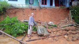 Dua rumah di Desa Cikamunding, Kecamatan Cilograng, Kabupaten Lebak nyaris ambruk. (Istimewa)
