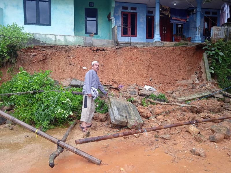 Dua rumah di Desa Cikamunding, Kecamatan Cilograng, Kabupaten Lebak nyaris ambruk. (Istimewa)