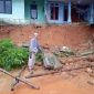 Dua rumah di Desa Cikamunding, Kecamatan Cilograng, Kabupaten Lebak nyaris ambruk. (Istimewa)
