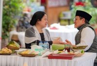 Puan Maharani - Cak Imin tampak mesra saat menyantap pecel. Ketua umum PKB itu mengatakan ingin menjadi Cawapres Puan meski sebelumnya sempat tampil bareng dengan Prabowo Subianto. (FOTO RMOL)