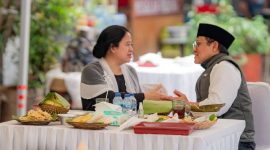Puan Maharani - Cak Imin tampak mesra saat menyantap pecel. Ketua umum PKB itu mengatakan ingin menjadi Cawapres Puan meski sebelumnya sempat tampil bareng dengan Prabowo Subianto. (FOTO RMOL)