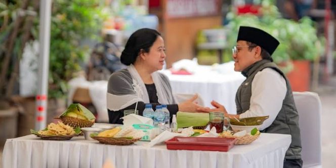 Puan Maharani - Cak Imin tampak mesra saat menyantap pecel. Ketua umum PKB itu mengatakan ingin menjadi Cawapres Puan meski sebelumnya sempat tampil bareng dengan Prabowo Subianto. (FOTO RMOL)