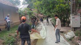 Kepala Desa Cigoong Utara, Habibi (kanan) saat meninjau proyek pembangunan jalan Kampung Hambur, Desa Cigoong Utara, Kecamatan Cikulur, Kabupaten Lebak. (IST)