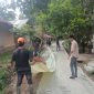 Kepala Desa Cigoong Utara, Habibi (kanan) saat meninjau proyek pembangunan jalan Kampung Hambur, Desa Cigoong Utara, Kecamatan Cikulur, Kabupaten Lebak. (IST)