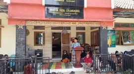 Kepala Desa Cikamunding, Yayan Hendayana saat memberikan sambutan dalam acara doa bersama emak-emak untuk para korban Kanjuruhan Malang. (Istimewa)