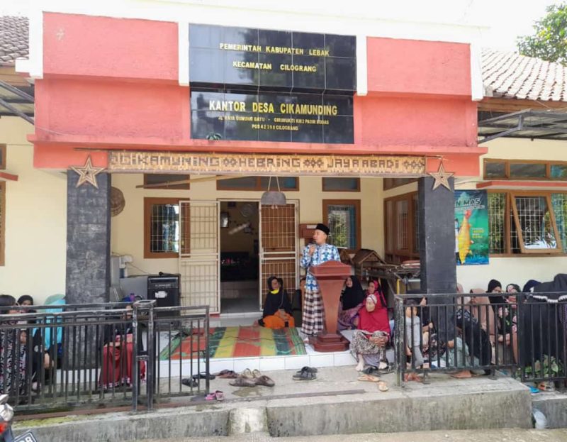 Kepala Desa Cikamunding, Yayan Hendayana saat memberikan sambutan dalam acara doa bersama emak-emak untuk para korban Kanjuruhan Malang. (Istimewa)