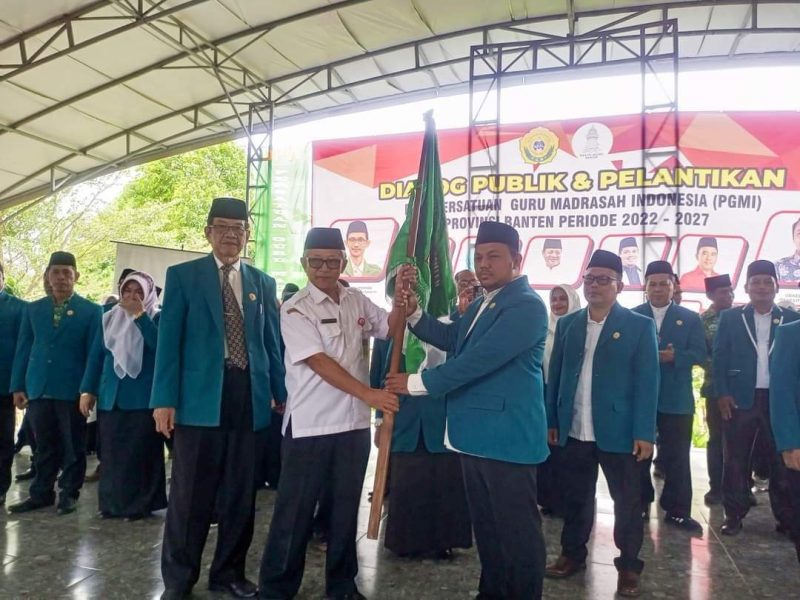 Deden M Fatih saat dilantik menjadi ketua PGMI Banten. Dia bertekad menjadi PGMI sebagai organisasi yang solid dan eksis. (Istimewa)