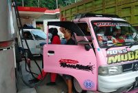 Salah satu pengguna kendaraan bermotor saat antri BBM di SPBU Mandala. (Dailyhits/Jalu)